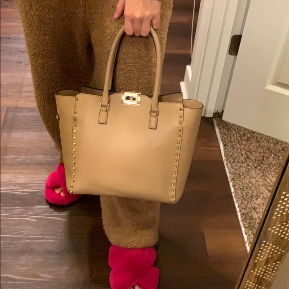 VALENTINO Rockstud Medium Tote in Beige - Picture 13 of 15